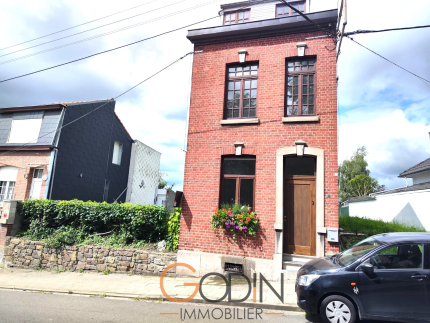 Maison 4 façades, 2 chambres, jardin, emplacement véhicule.